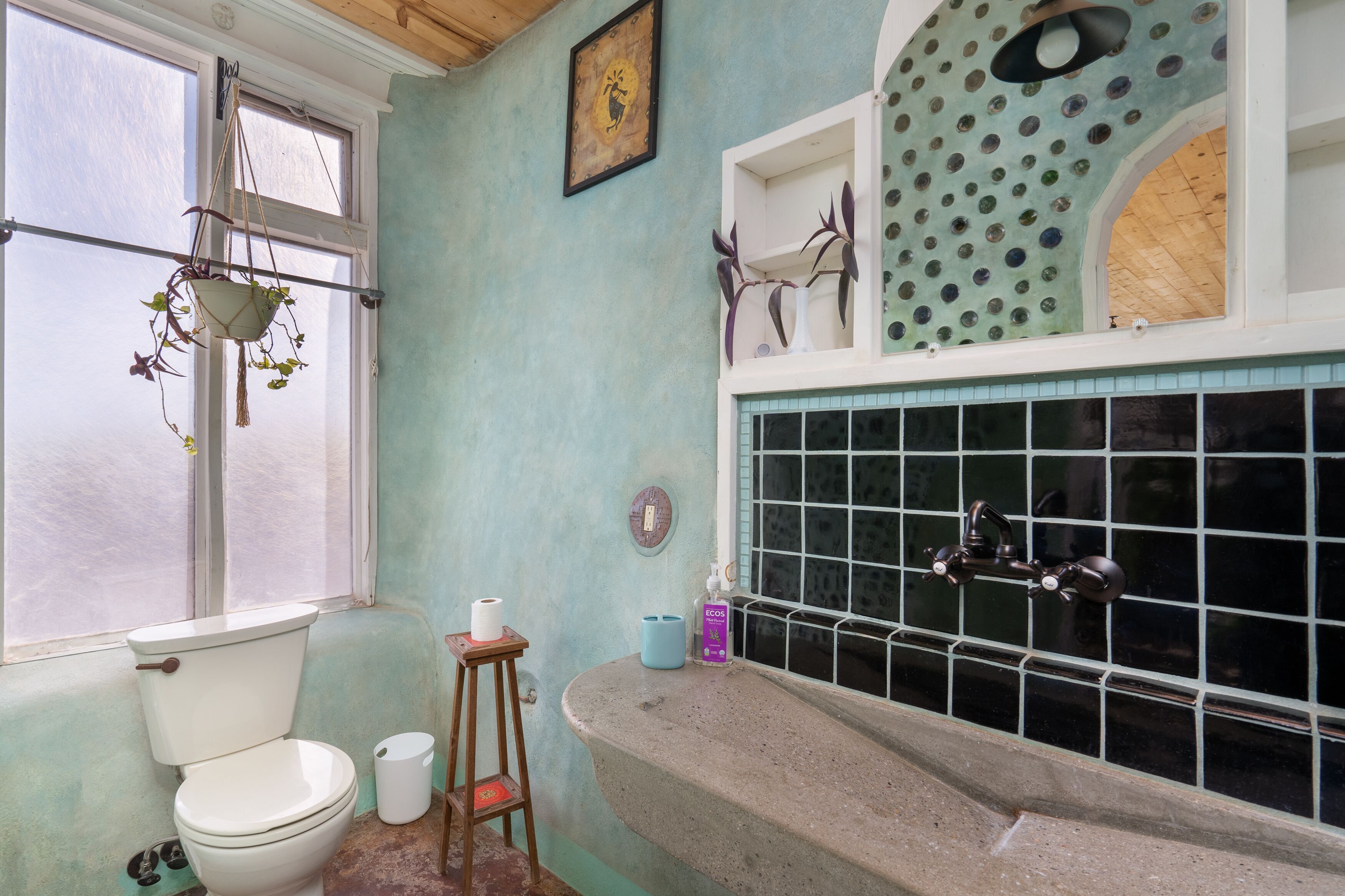 Een douche, handdoeken, zeep, shampoo