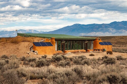 Stargazing Earthship Retreat in Taos with Outdoor Fire Pit - sleeps 6!