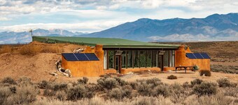 Stargazing Earthship Retreat in Taos with Outdoor Fire Pit - sleeps 6!