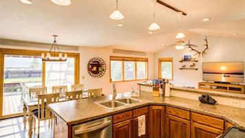 House (3 Bedrooms) | Private kitchen | Fridge, microwave, oven, stovetop