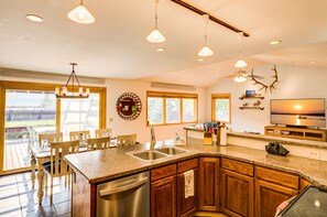 House (3 Bedrooms) | Private kitchen | Fridge, microwave, oven, stovetop