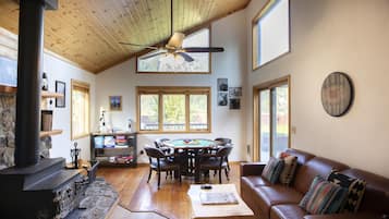 House (3 Bedrooms) | Living area
