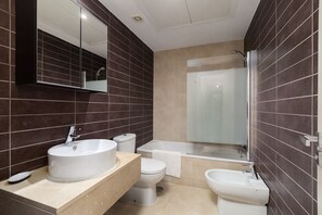 Hair dryer, bidet, towels, toilet paper - Valle Romano Golf Resort Penthouse Apartment (Estepona)