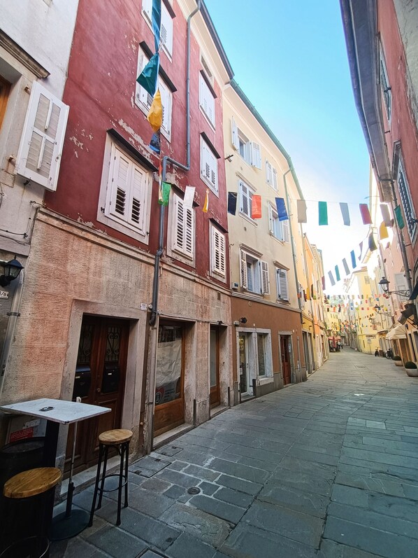 Outdoor dining - Apartment in the heart of the historic center of Muggia (Muggia)