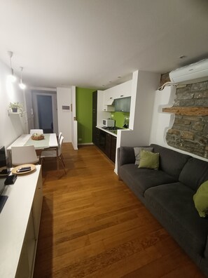 TV, books - Apartment in the heart of the historic center of Muggia (Muggia)