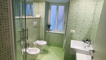 Haartrockner, Handtücher, Seife, Toilettenpapier