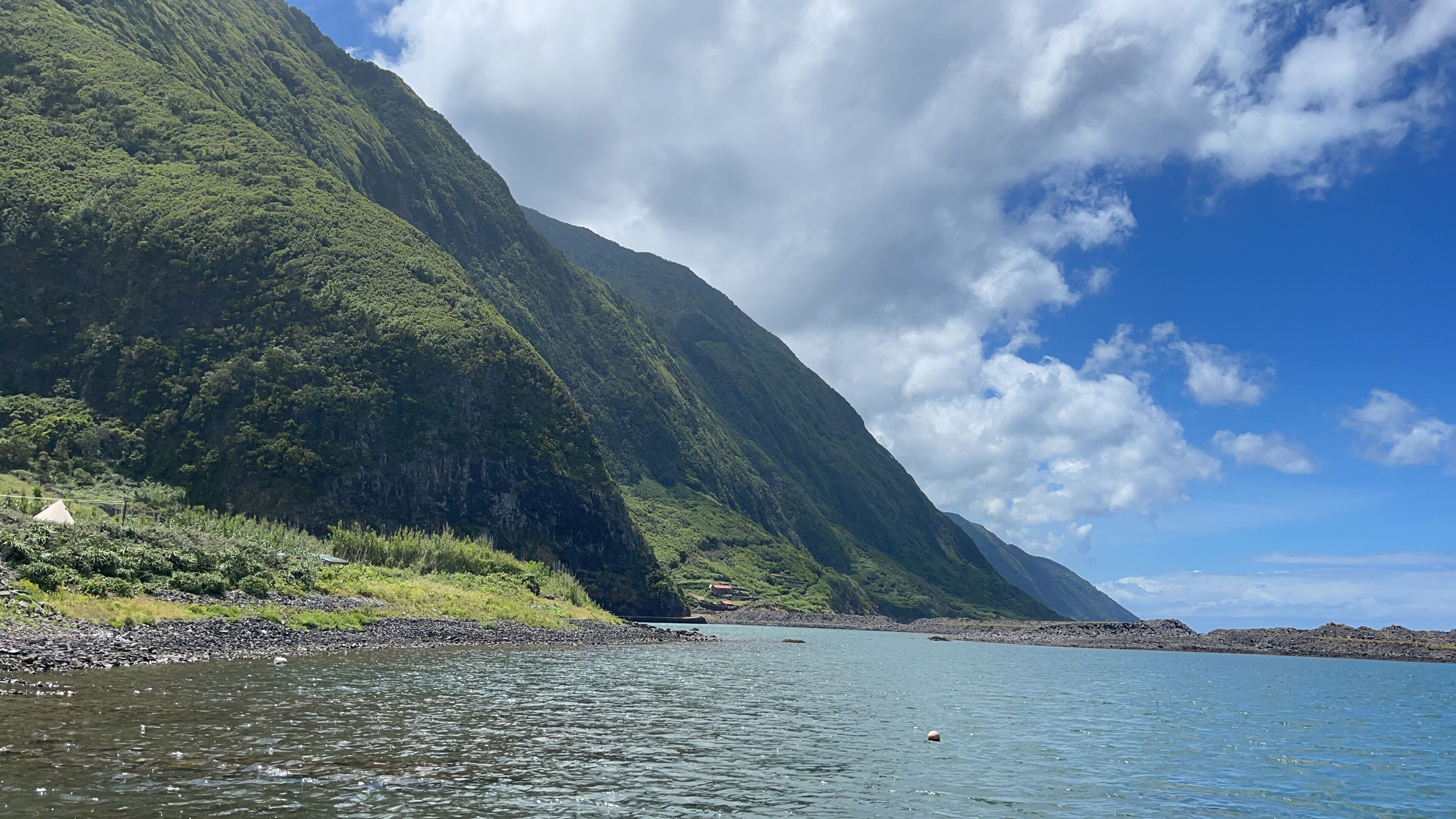 Un paysage montagneux traversé par une rivière.