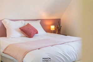 4 bedrooms, desk, WiFi, bed sheets