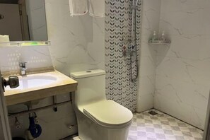 A bathroom with a toilet, sink, and shower. - Zhicheng Youpin Hotel (Yingbin Avenue) (Jiangmen)