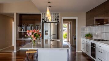 Kylskåp, mikrovågsugn, ugn och spishäll