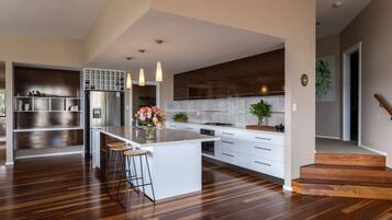 Kylskåp, mikrovågsugn, ugn och spishäll