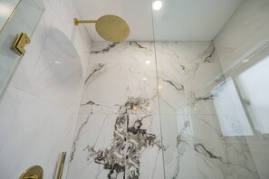 Regadera, secadora de cabello, toallas, jabón 