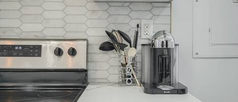 Réfrigérateur, four à micro-ondes, un four, surface de cuisson