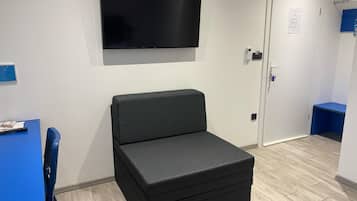 Habitación económica | Decoración personalizada, muebles diferentes y escritorio