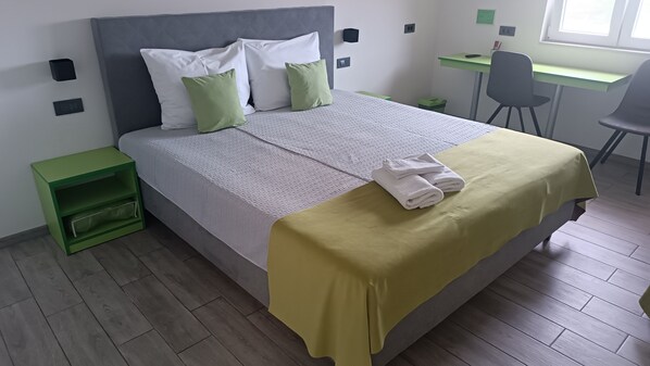 Comfort-Zimmer | Individuell dekoriert, individuell eingerichtet, Schreibtisch