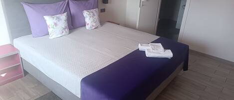 Comfort-huone | Yksilöllisesti sisustettu, yksilöllisesti kalustettu, työpöytä