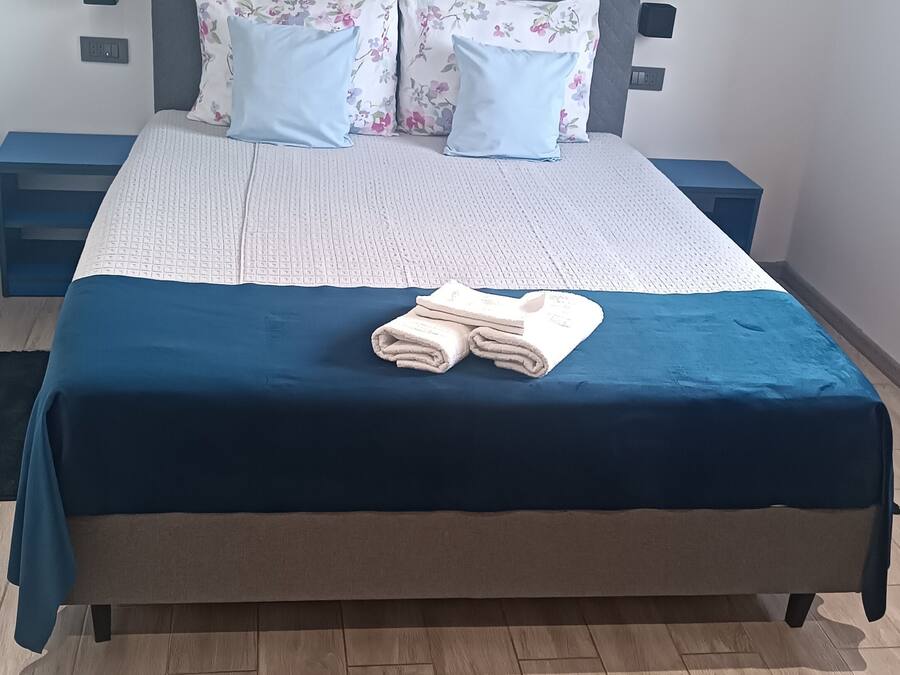 Economy Room | Individually decorated, individually furnished, desk, laptop workspace