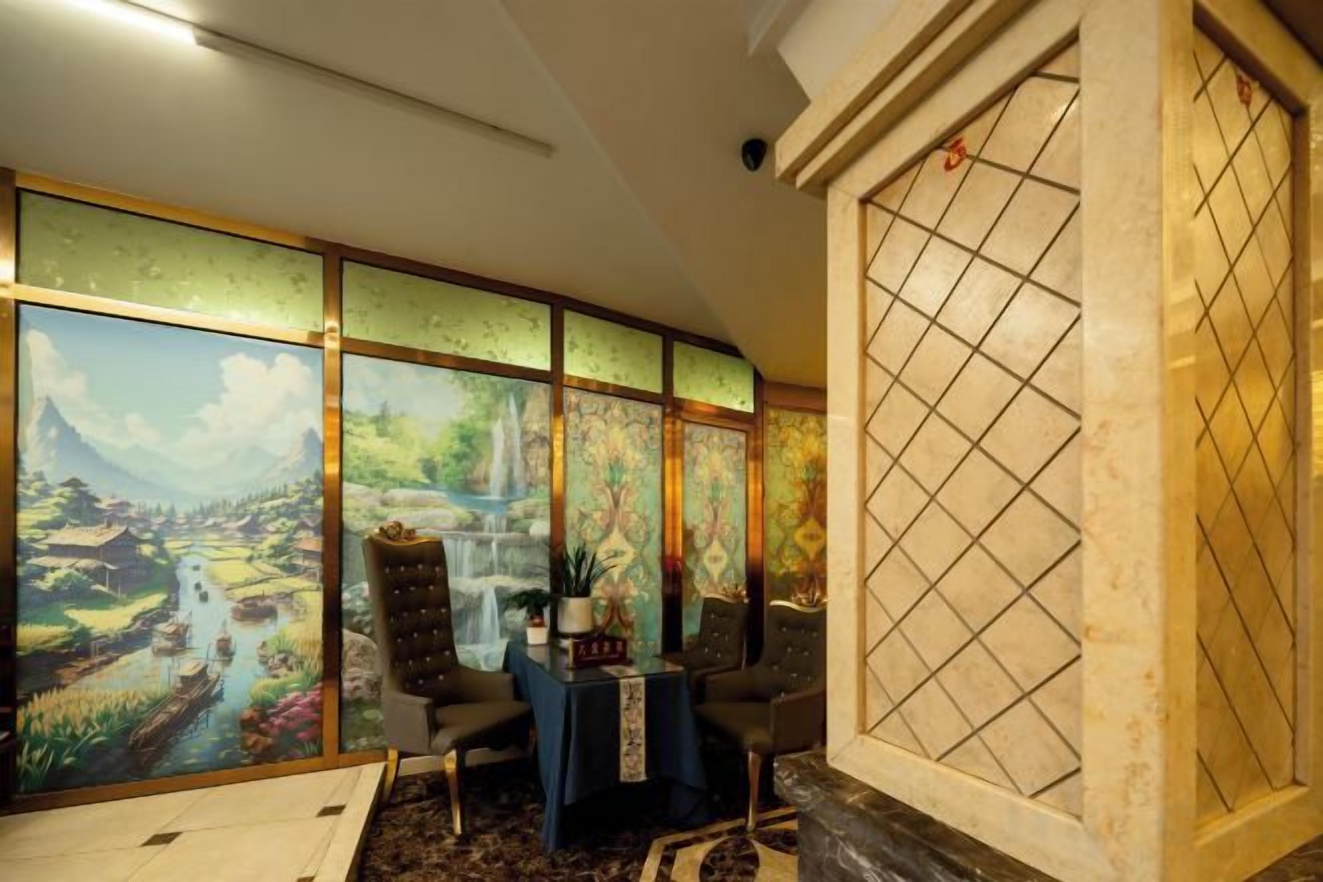 Una habitación con un ventanal grande, una mesa con sillas y un separador decorativo con una pintura de paisaje.