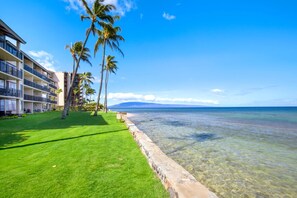On the beach - KBM Resorts | FREE CAR | Papakea | Ocean view | Renovated 3-Bedroom Condo and Fully Air Conditioned! PKC-403 (Lahaina)