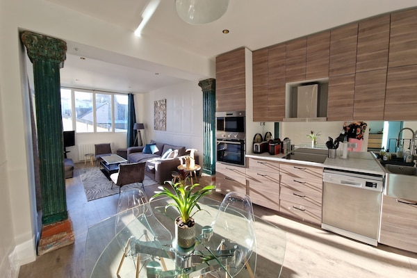 PIECE DE VIE AVEC ENTREE PRINCIPALE DU LOGEMENT