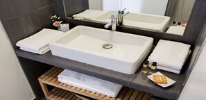 Een douche, een haardroger, handdoeken, zeep