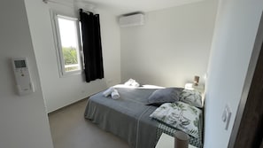 3 habitaciones, tabla de planchar con plancha y cuna de viaje 