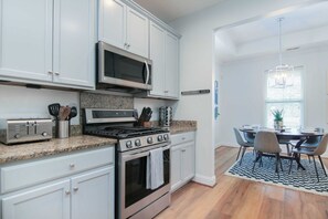 冷蔵庫、電子レンジ、オーブン、コンロ