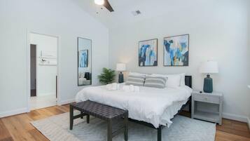 4 soverom, strykejern/-brett, internettilgang og sengetøy