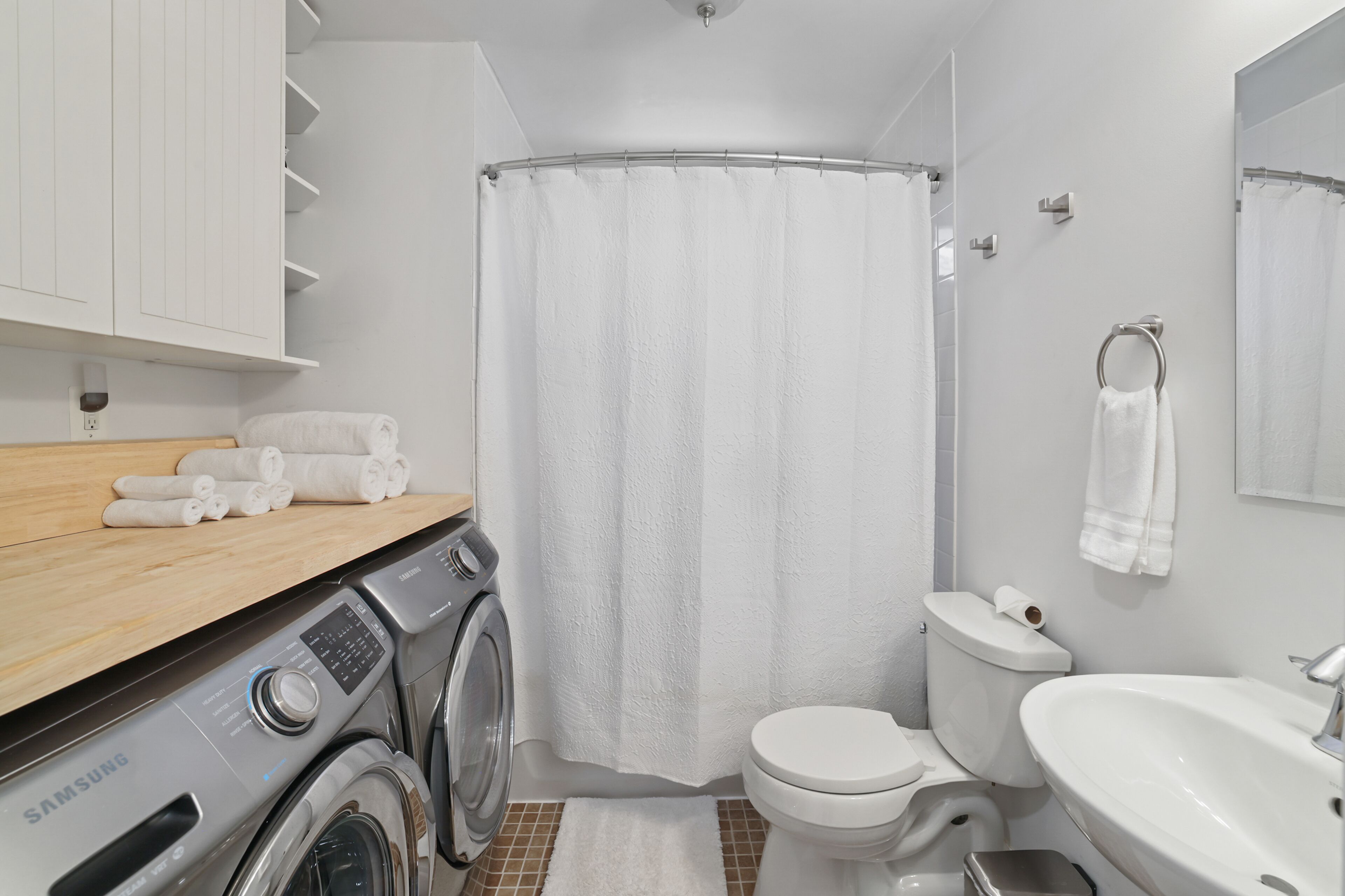 Sèche-cheveux, serviettes fournies, savon, shampoing