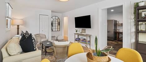 Smart TV, libros y monitor de computadora