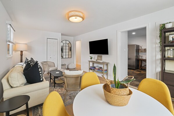 TV connectée, livres, écrans d'ordinateur