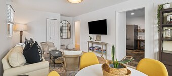 Leesburg Hideaway- King Bed + Private Backyard