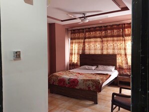 Kahden hengen standard-huone | Silitysrauta/-lauta, ilmainen Wi-Fi, vuodevaatteet