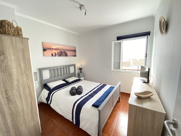 3 chambres, fer et planche à repasser, lit de bébé portatif