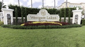 Property grounds - 5 Star Family Resort (free rides to Disney) (Orlando)
