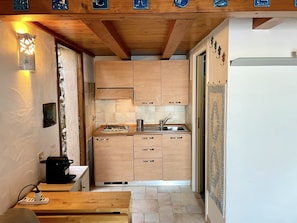 Fridge, stovetop, coffee/tea maker, toaster - SAN TEODORO, PUNTA EST, MONOLOCALE VISTA MARE CON SOPPALCO (Capo Coda Cavallo)