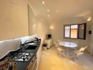 Fridge, oven, stovetop, coffee/tea maker