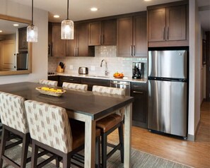 Réfrigérateur, micro-ondes, plaque de cuisson, lave-vaisselle