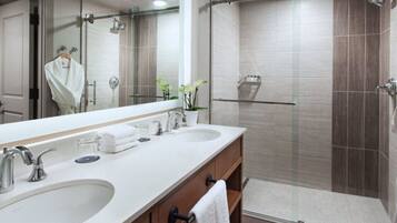 Douche, sèche-cheveux, serviettes fournies, savon