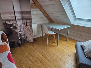 2 slaapkamers, een bureau, een strijkplank/strijkijzer, wifi