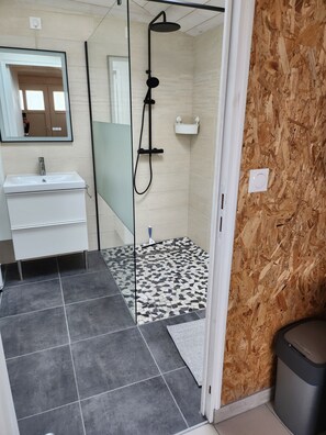Douche, serviettes fournies