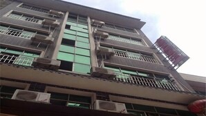 A multi-story building with air conditioning units, balconies, and a visible sign. - Shiquan Shimei Hotel (Pingtang)