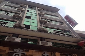 A multi-story building with air conditioning units, balconies, and a visible sign. - Shiquan Shimei Hotel (Pingtang)