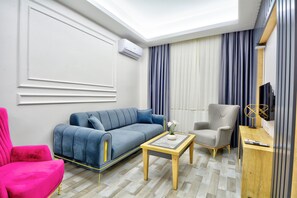 One Bedroom Suite | Zona de estar | Televisión LCD de 32 pulgadas con canales por cable, una televisión