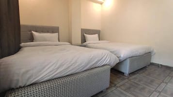 Tabla de planchar con plancha, wifi gratis y ropa de cama