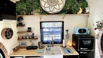 Frigorifero, microonde, piano cottura, macchina per tè/caffè