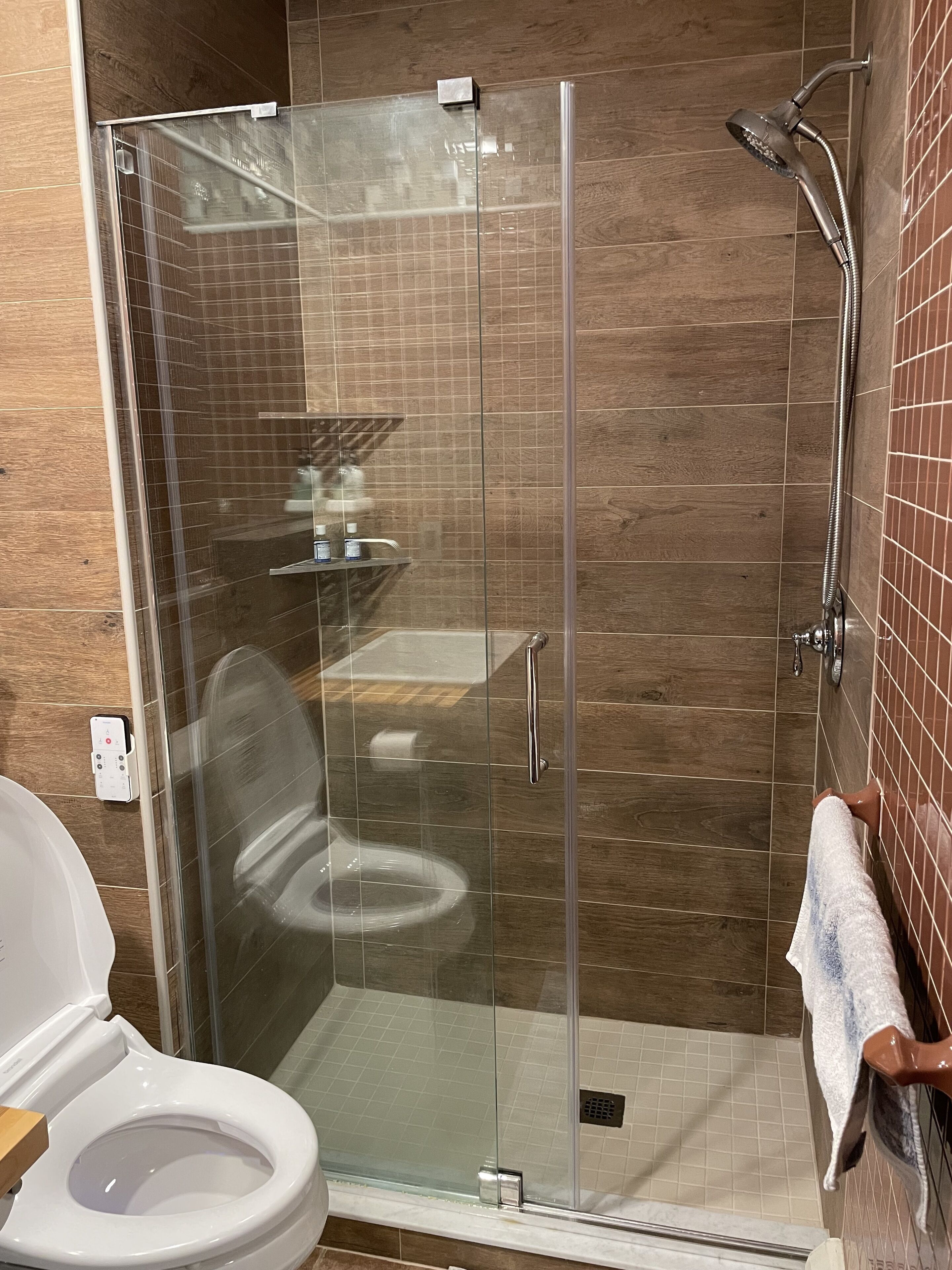 Douche, sèche-cheveux, bidet, serviettes fournies