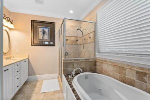 Badewanne, Haartrockner, Handtücher