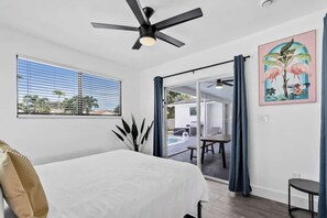 4 chambres, bureau, fer et planche à repasser, lit parapluie