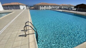 A clear swimming pool with tiled deck and metal handrails. - T2 walking distance from the beach - swimming pool & seaside getaway (Linguizzetta)
